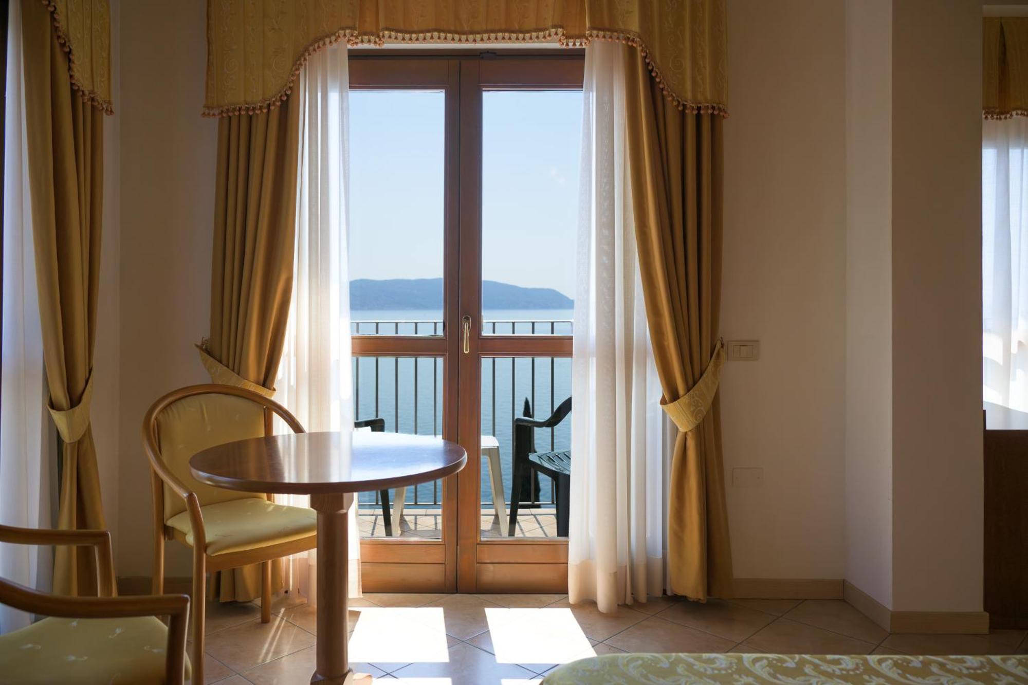 Dreibettzimmer mit Balkon oder Terrasse und Seeblick